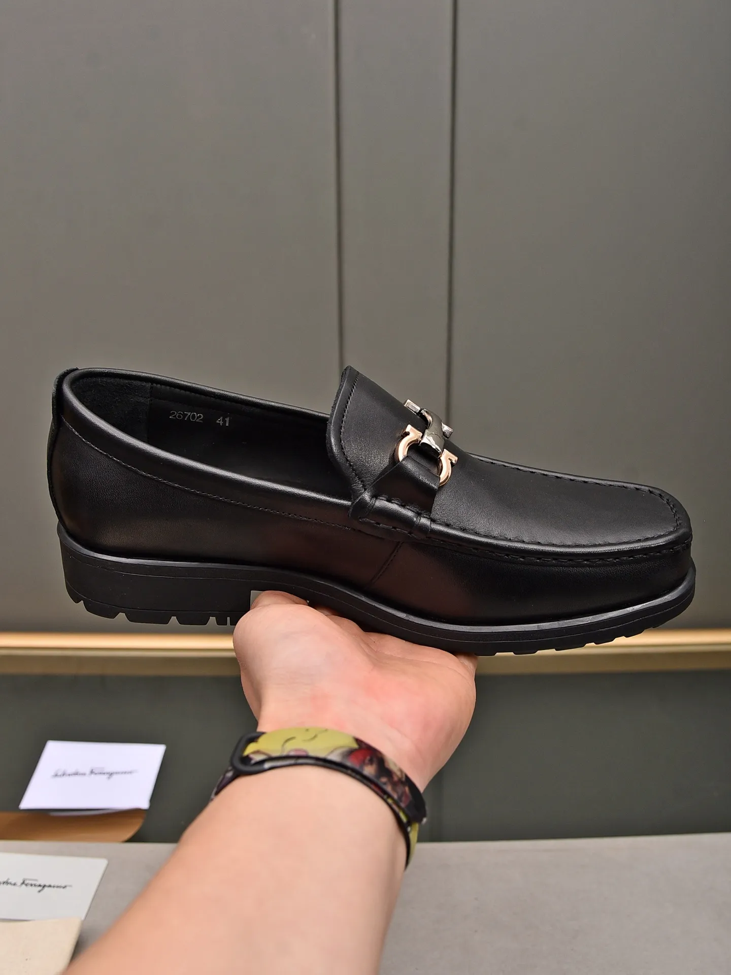 Men's shoes 💰: 500 Brand: Ferragamo Size: Men's size 38/44 (45 can be customized) Grade: Same style as the official website High-end quality men's shoes Material: Original first-layer calfskin Water-dyed cowhide lining Original outsole Style categories: Men's fashionable formal business casual leather shoes Slip-on men's shoes high-top series Young fashion European and American trends British style Casual matching Comfortable feet